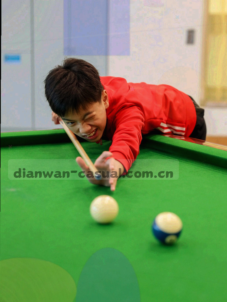 暗色霓虹环境中竖屏手机显示的棋牌对局界面与操作按钮，屏幕边缘反射青色光